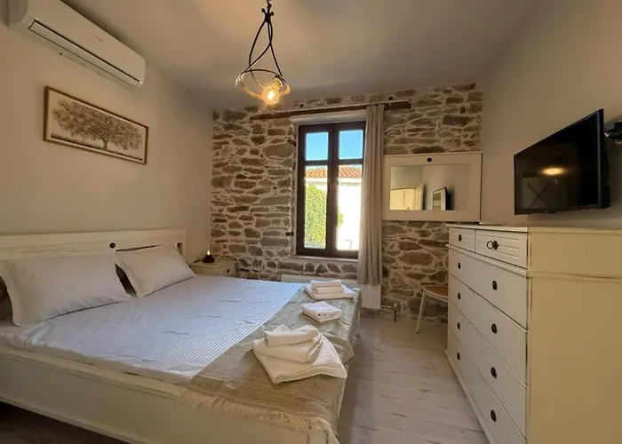 White Stone With Balcony Nikiti (Sithonia)