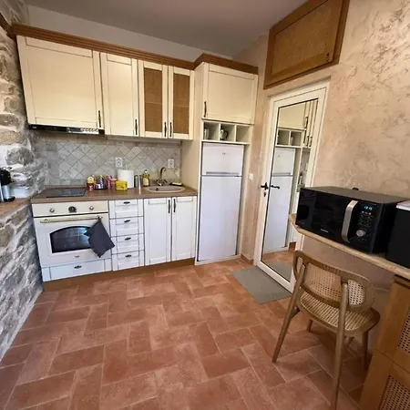 White Stone With Balcony Апартаменты Никити