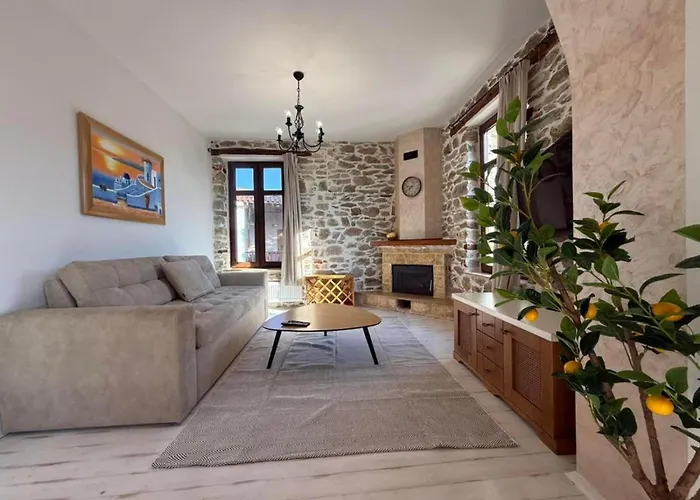 White Stone With Balcony Апартаменты Никити